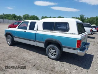1996 Dodge Dakota z VIN 1B7GG23X5TS523974, wystawiony jako IAAI lot #42430916 z przebiegiem 189 216 mil mil oraz . Historia ofert i sprzedaży dostępna na DreamBid. Obrazek 3.
