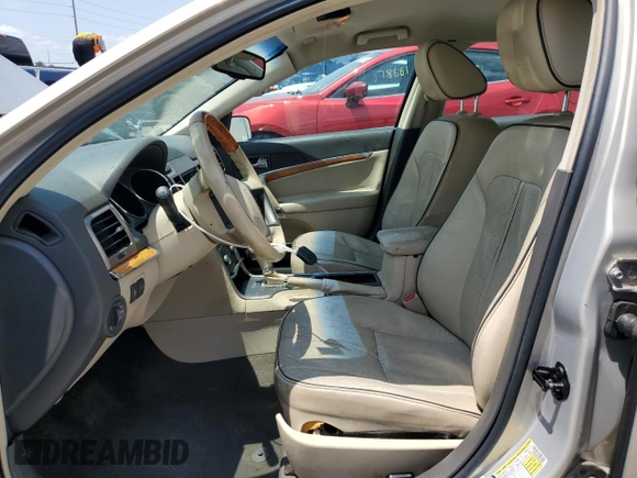 2010 Lincoln MKZ z VIN 3LNHL2GC0AR656881, wystawiony jako Copart lot #57591735 z przebiegiem 76 596 mil mil oraz Szkoda całkowita • Salvage title. Historia ofert i sprzedaży dostępna na DreamBid. Obrazek 7.