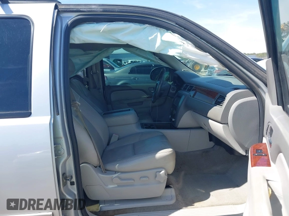 2014 GMC Yukon SLT with VIN 1GKS1CE04ER121301, listed as a IAAI auction lot 41825056 with 141,562 mi miles. Bid and sale history available at carsss.com. Image 5.