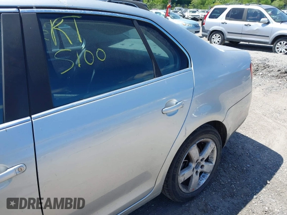 2008 Volkswagen Jetta SE z VIN 3VWRZ71K58M044121, wystawiony jako IAAI lot #42317882 z przebiegiem Nie podano mil oraz . Historia ofert i sprzedaży dostępna na DreamBid. Obrazek 6.