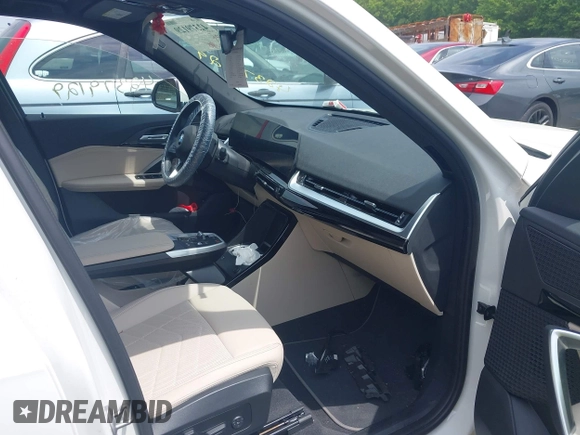 2023 BMW X1 xDrive28i с VIN WBX73EF06P5W91223, выставлен на аукционе IAAI как лот 42379129 с пробегом 9 982 миль миль и . История ставок и продаж доступна на DreamBid. Изображение 5.