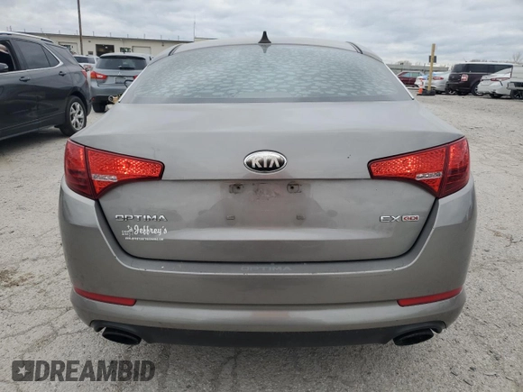 2013 Kia Optima EX z VIN 5XXGN4A7XDG224691, wystawiony jako Copart lot #52872175 z przebiegiem 218 951 mil mil oraz Szkoda całkowita • Salvage title. Historia ofert i sprzedaży dostępna na DreamBid. Obrazek 6.