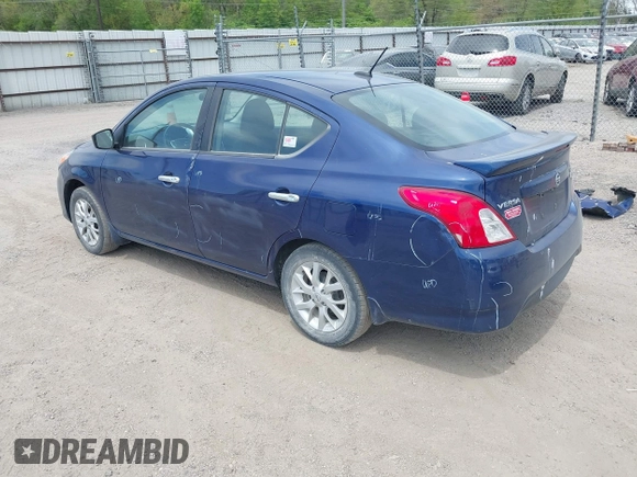 2019 Nissan Versa SV z VIN 3N1CN7AP7KL809443, wystawiony jako IAAI lot #42216308 z przebiegiem 101 860 mil mil oraz . Historia ofert i sprzedaży dostępna na DreamBid. Obrazek 3.