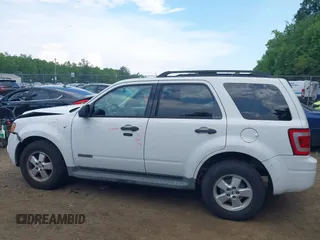 2008 Ford Escape XLT z VIN 1FMCU03108KC68967, wystawiony jako IAAI lot #42602224 z przebiegiem 105 580 mil mil oraz . Historia ofert i sprzedaży dostępna na DreamBid. Obrazek 13.