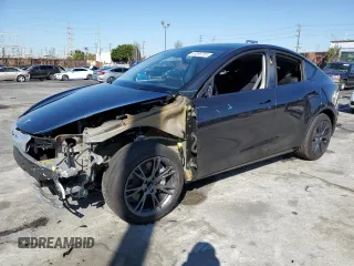 2024 Tesla Model Y z VIN 7SAYGDED4RF113579, wystawiony jako Copart lot #46596765 z przebiegiem 8 449 mil mil oraz Szkoda całkowita • Salvage title. Historia ofert i sprzedaży dostępna na DreamBid. Obrazek 1.