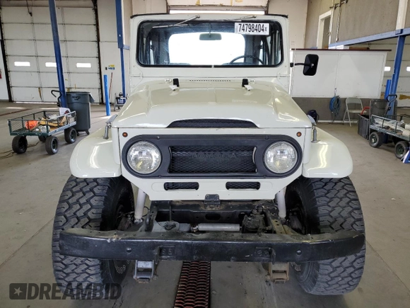 1974 Toyota Land Cruiser z VIN FJ40178981, wystawiony jako Copart lot #74798404 z przebiegiem 31 601 mil mil oraz Czysty tytuł • Clean title. Historia ofert i sprzedaży dostępna na DreamBid. Obrazek 5.