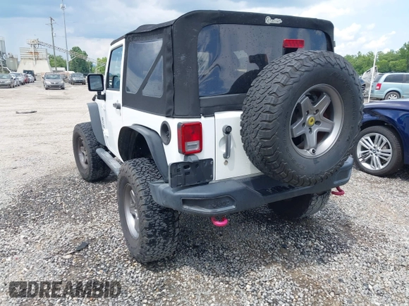 2012 Jeep Wrangler Sport z VIN 1C4AJWAG5CL171961, wystawiony jako IAAI lot #42590232 z przebiegiem 126 372 mil mil oraz . Historia ofert i sprzedaży dostępna na DreamBid. Obrazek 3.