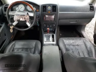 2005 Chrysler 300 C z VIN 2C3JA63H75H570025, wystawiony jako Copart lot #57563115 z przebiegiem 82 181 mil mil oraz Szkoda całkowita • Salvage title. Historia ofert i sprzedaży dostępna na DreamBid. Obrazek 8.