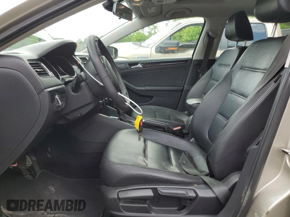 2016 Volkswagen Jetta SEL z VIN 3VWL17AJ3GM205357, wystawiony jako Copart lot #59086395 z przebiegiem 104 939 mil mil oraz Szkoda całkowita • Salvage title. Historia ofert i sprzedaży dostępna na DreamBid. Obrazek 7.