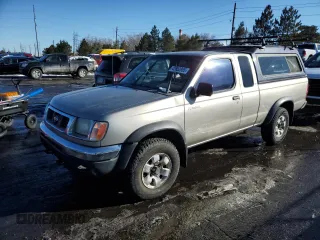 2000 Nissan Frontier XE z VIN 1N6ED26Y0YC352697, wystawiony jako Copart lot #42452865 z przebiegiem 275 746 mil mil oraz Czysty tytuł • Clean title. Historia ofert i sprzedaży dostępna na DreamBid. Obrazek 1.