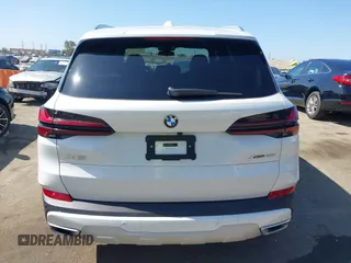 2025 BMW X5 xDrive40i z VIN 5UX23EU03S9Z14103, wystawiony jako IAAI lot #42519767 z przebiegiem 2 983 mil mil oraz . Historia ofert i sprzedaży dostępna na DreamBid. Obrazek 16.