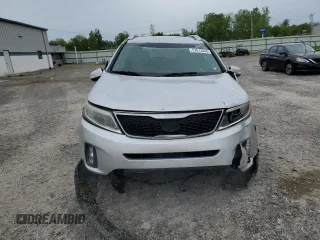 2014 Kia Sorento LX z VIN 5XYKTCA65EG488917, wystawiony jako Copart lot #57613445 z przebiegiem 180 621 mil mil oraz Szkoda całkowita • Salvage title. Historia ofert i sprzedaży dostępna na DreamBid. Obrazek 5.