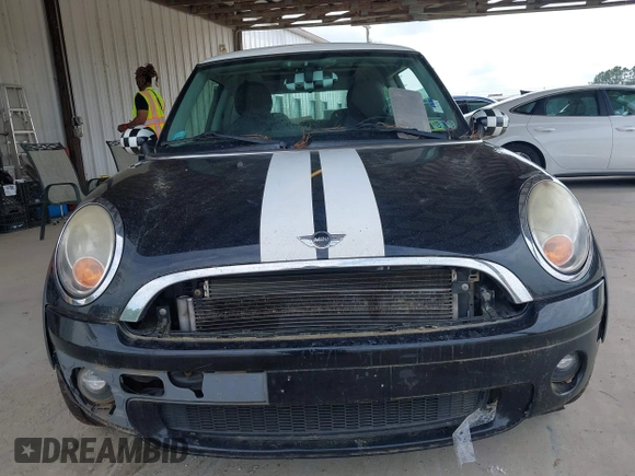 2010 MINI Hardtop z VIN WMWMF3C50ATZ26663, wystawiony jako IAAI lot #42137470 z przebiegiem 106 894 mil mil oraz . Historia ofert i sprzedaży dostępna na DreamBid. Obrazek 6.