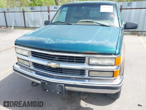 1995 Chevrolet Suburban with VIN 1GNGK26N9SJ397588, listed as a IAAI auction lot 42114009 with 238,914 mi miles. Bid and sale history available at carsss.com. Image 6.
