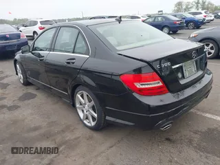 2014 Mercedes-Benz C 300 Sport z VIN WDDGF8AB6EA946106, wystawiony jako IAAI lot #42189757 z przebiegiem 69 050 mil mil oraz . Historia ofert i sprzedaży dostępna na DreamBid. Obrazek 3.