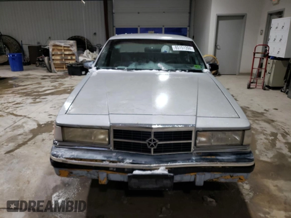 1989 Dodge Dynasty z VIN 1B3BC4634KD442902, wystawiony jako Copart lot #85151394 z przebiegiem 63 120 mil mil oraz Czysty tytuł • Clean title. Historia ofert i sprzedaży dostępna na DreamBid. Obrazek 5.