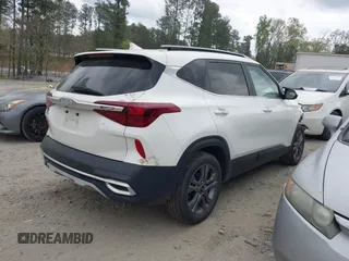 2022 Kia Seltos S z VIN KNDEU2AA1N7300108, wystawiony jako IAAI lot #41971007 z przebiegiem 18 606 mil mil oraz . Historia ofert i sprzedaży dostępna na DreamBid. Obrazek 4.