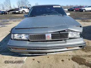 1989 Oldsmobile Cutlass z VIN 1G3AJ51W1KG334940, wystawiony jako Copart lot #42258445 z przebiegiem 97 318 mil mil oraz Szkody całkowita. Historia ofert i sprzedaży dostępna na DreamBid. Obrazek 5.