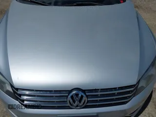 2013 Volkswagen Passat SE z VIN 1VWBN7A3XDC072918, wystawiony jako IAAI lot #42381396 z przebiegiem 180 103 mil mil oraz . Historia ofert i sprzedaży dostępna na DreamBid. Obrazek 6.