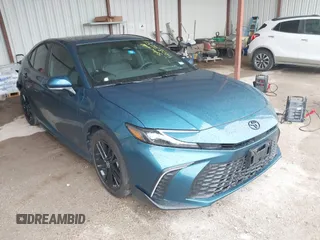 2025 Toyota Camry LE z VIN 4T1DAACK2SU520046, wystawiony jako IAAI lot #42087251 z przebiegiem 11 372 mil mil oraz . Historia ofert i sprzedaży dostępna na DreamBid. Obrazek 1.