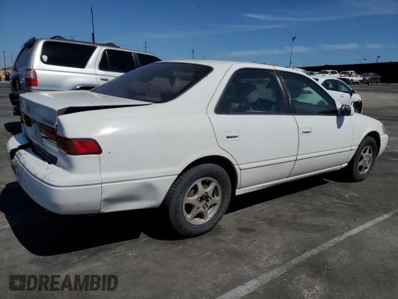 1997 Toyota Camry LE z VIN JT2BG22K9V0002215, wystawiony jako Copart lot #56932955 z przebiegiem 265 776 mil mil oraz Szkoda całkowita • Salvage title. Historia ofert i sprzedaży dostępna na DreamBid. Obrazek 3.