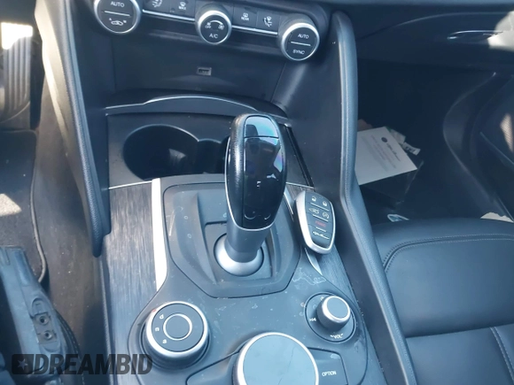 2019 Alfa Romeo Giulia z VIN ZARFAMAN5K7622490, wystawiony jako IAAI lot #41403496 z przebiegiem Nie podano mil oraz . Historia ofert i sprzedaży dostępna na DreamBid. Obrazek 11.
