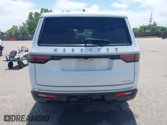 2024 Jeep Wagoneer Series II z VIN 1C4SJVBPXRS132956, wystawiony jako IAAI lot #42510716 z przebiegiem 58 236 mil mil oraz . Historia ofert i sprzedaży dostępna na DreamBid. Obrazek 16.