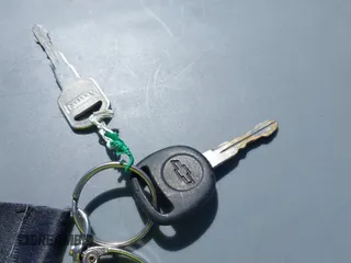 2000 Chevrolet Blazer LT z VIN 1GNDT13W0Y2353621, wystawiony jako IAAI lot #42053605 z przebiegiem 164 160 mil mil oraz . Historia ofert i sprzedaży dostępna na DreamBid. Obrazek 11.