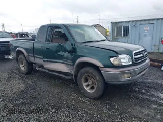 2000 Toyota Tundra Limited with VIN 5TBBT4812YS031675, listed as a IAAI auction lot 41626727 with 257,195 mi miles. Bid and sale history available at carsss.com. Image 1.