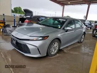 2025 Toyota Camry LE z VIN 4T1DAACK8SU056325, wystawiony jako Copart lot #60646975 z przebiegiem 24 752 mil mil oraz Czysty tytuł • Clean title. Historia ofert i sprzedaży dostępna na DreamBid. Obrazek 1.
