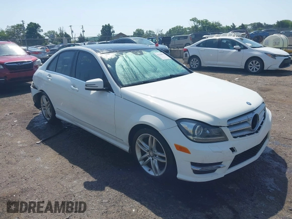 2013 Mercedes-Benz C 300 Sport z VIN WDDGF8AB9DR295926, wystawiony jako IAAI lot #42256993 z przebiegiem 217 669 mil mil oraz . Historia ofert i sprzedaży dostępna na DreamBid. Obrazek 1.
