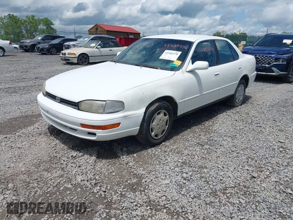 1992 Toyota Camry LE z VIN 4T1SK12E0NU021654, wystawiony jako IAAI lot #42305378 z przebiegiem 305 421 mil mil oraz . Historia ofert i sprzedaży dostępna na DreamBid. Obrazek 2.