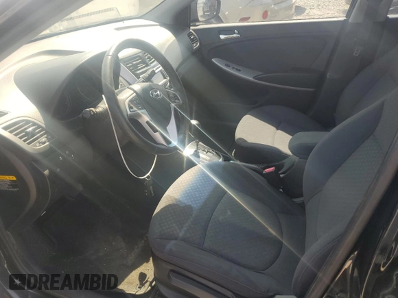 2013 Hyundai Accent SE z VIN KMHCU5AE1DU075065, wystawiony jako Copart lot #51508615 z przebiegiem 196 419 mil mil oraz Czysty tytuł • Clean title. Historia ofert i sprzedaży dostępna na DreamBid. Obrazek 7.