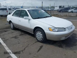 1997 Toyota Camry LE z VIN 4T1BG22K7VU130383, wystawiony jako IAAI lot #41928432 z przebiegiem 365 226 mil mil oraz . Historia ofert i sprzedaży dostępna na DreamBid. Obrazek 1.
