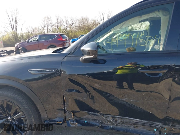 2025 Mazda CX-90 Premium Sport z VIN JM3KKCHD3S1218675, wystawiony jako IAAI lot #41971539 z przebiegiem Nie podano mil oraz . Historia ofert i sprzedaży dostępna na DreamBid. Obrazek 18.