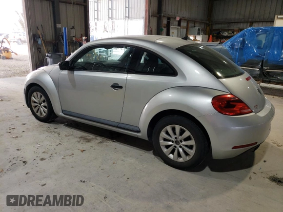 2014 Volkswagen Beetle Entry z VIN 3VWF17AT8EM645912, wystawiony jako Copart lot #49214225 z przebiegiem 152 204 mil mil oraz Czysty tytuł • Clean title. Historia ofert i sprzedaży dostępna na DreamBid. Obrazek 2.