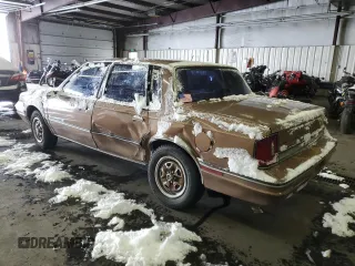 1986 Oldsmobile Cutlass z VIN 2G3AJ19R6G9345283, wystawiony jako Copart lot #41680155 z przebiegiem 30 900 mil mil oraz Tytuł czysty. Historia ofert i sprzedaży dostępna na DreamBid. Obrazek 2.
