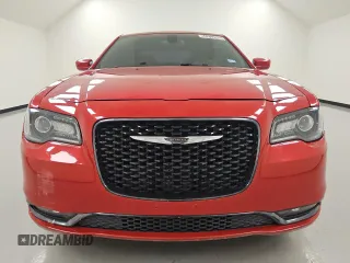 2015 Chrysler 300 S z VIN 2C3CCAGG7FH882998, wystawiony jako Copart lot #54315585 z przebiegiem 110 994 mil mil oraz Tytuł czysty. Historia ofert i sprzedaży dostępna na DreamBid. Obrazek 5.