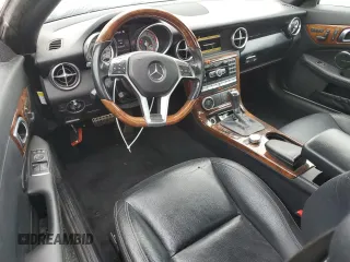 2012 Mercedes-Benz SLK 350 z VIN WDDPK5HA8CF008938, wystawiony jako Copart lot #57484345 z przebiegiem 84 627 mil mil oraz Szkody całkowita. Historia ofert i sprzedaży dostępna na DreamBid. Obrazek 8.