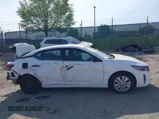 2024 Nissan Sentra S z VIN 3N1AB8BV2RY285764, wystawiony jako IAAI lot #42125259 z przebiegiem Nie podano mil oraz . Historia ofert i sprzedaży dostępna na DreamBid. Obrazek 12.