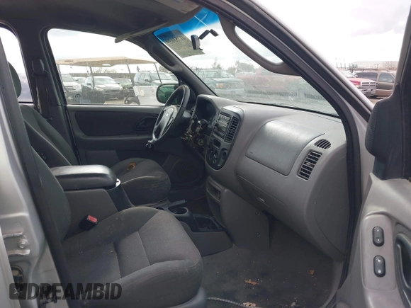 2002 Ford Escape XLT Choice with VIN 1FMYU04152KA39941, listed as a IAAI auction lot 41753639 with 209,016 mi miles. Bid and sale history available at carsss.com. Image 5.