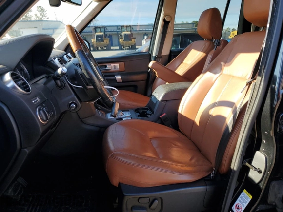 2016 Land Rover LR4 HSE Lux z VIN SALAK2V64GA828945, wystawiony jako Copart lot #84740554 z przebiegiem 108 135 mil mil oraz Szkoda całkowita • Salvage title. Historia ofert i sprzedaży dostępna na DreamBid. Obrazek 7.