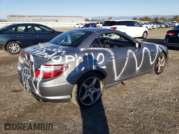 2013 Mercedes-Benz SLK 250 z VIN WDDPK4HA7DF058855, wystawiony jako Copart lot #82673374 z przebiegiem 87 699 mil mil oraz Szkoda całkowita • Salvage title. Historia ofert i sprzedaży dostępna na DreamBid. Obrazek 3.