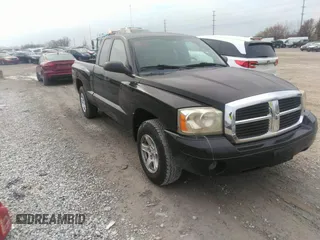 2007 Dodge Dakota SLT z VIN 1D7HW42K57S137480, wystawiony jako IAAI lot #40888391 z przebiegiem 153 515 mil mil oraz . Historia ofert i sprzedaży dostępna na DreamBid. Obrazek 1.