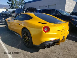2014 Ferrari F12 z VIN ZFF74UHT5E0203242, wystawiony jako Copart lot #39032483 z przebiegiem 7926 mil mil oraz Szkody całkowita. Historia ofert i sprzedaży dostępna na DreamBid. Obrazek 2.
