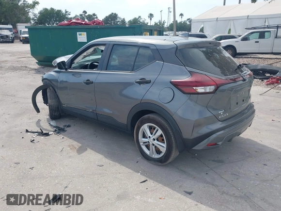 2022 Nissan Kicks S z VIN 3N1CP5BV3NL517739, wystawiony jako IAAI lot #42181025 z przebiegiem 26 087 mil mil oraz . Historia ofert i sprzedaży dostępna na DreamBid. Obrazek 3.