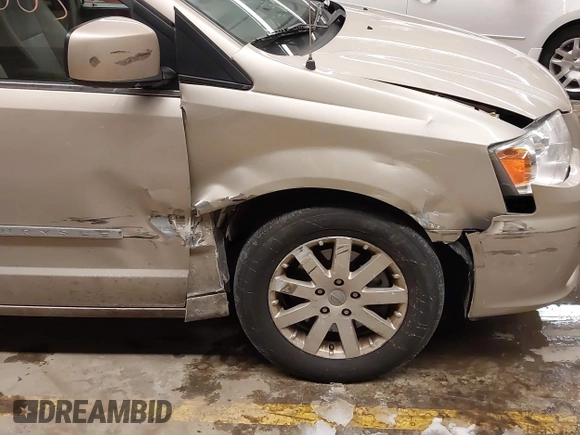 2013 Chrysler Town & Country Touring with VIN 2C4RC1BG5DR731002, listed as a IAAI auction lot 41575003 with 106,486 mi miles. Bid and sale history available at carsss.com. Image 6.