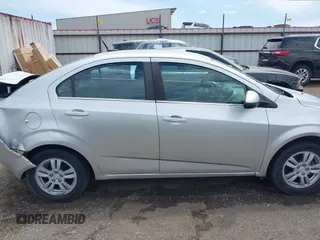 2014 Chevrolet Sonic LT z VIN 1G1JC5SH9E4159913, wystawiony jako IAAI lot #42253329 z przebiegiem 156 333 mil mil oraz . Historia ofert i sprzedaży dostępna na DreamBid. Obrazek 13.