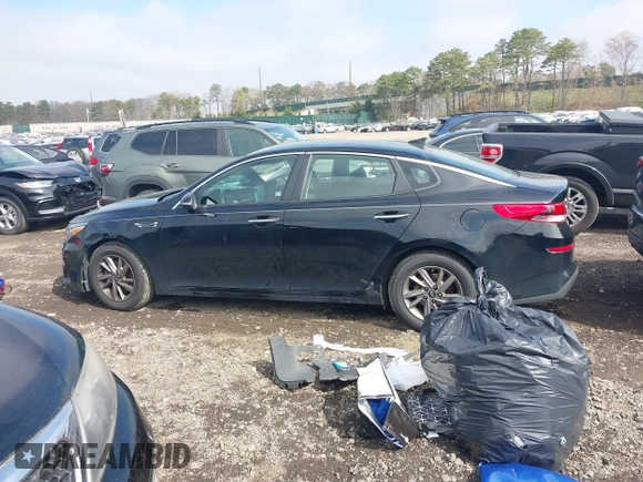 2020 Kia Optima LX z VIN 5XXGT4L31LG418136, wystawiony jako IAAI lot #42048290 z przebiegiem 62 810 mil mil oraz . Historia ofert i sprzedaży dostępna na DreamBid. Obrazek 14.