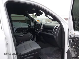 2022 Ram 1500 Big Horn z VIN 1C6SRFMT9NN241711, wystawiony jako IAAI lot #41696580 z przebiegiem 42 693 mil mil oraz . Historia ofert i sprzedaży dostępna na DreamBid. Obrazek 5.